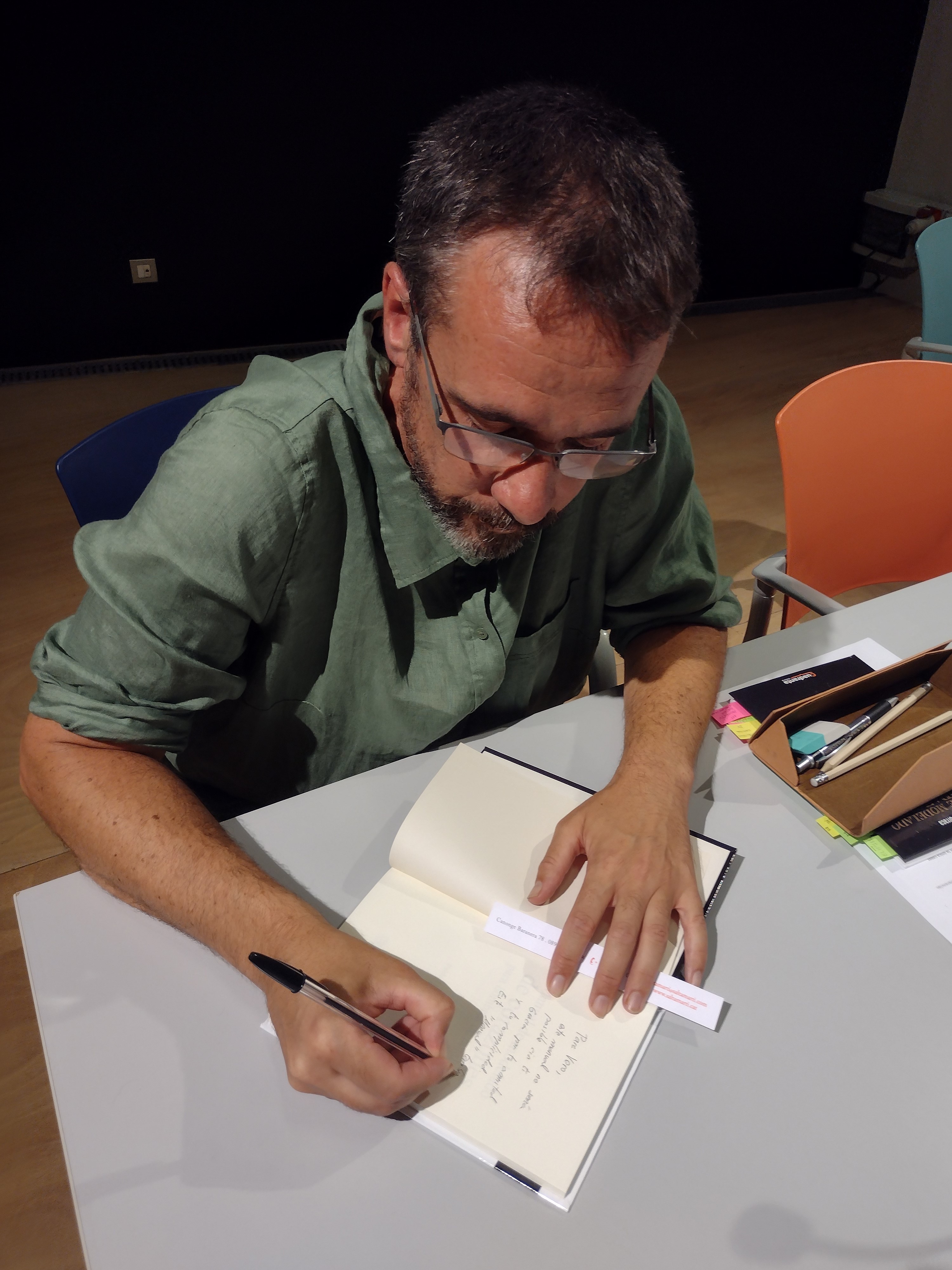 Pablo Llanos Urraca firmando autógrafos en la presentación del libro